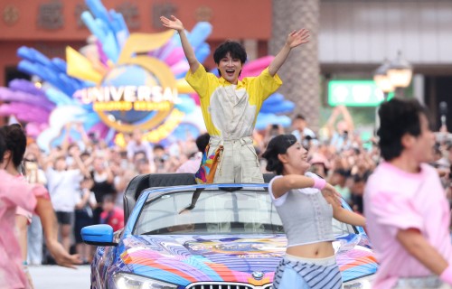 北京环球度假区全球发布五周年主题曲《奔赴超无限》，演唱者周深于今日惊喜领航环球大巡游