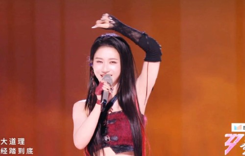 何宣林在《乘风2026》中全开麦唱跳惊艳却濒临淘汰，她的实力如何评价？