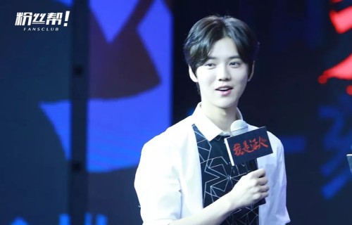 【资讯】 鹿晗《勋章》MV“花美男”变身血性男儿