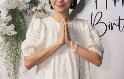 李心洁庆祝50岁生日，白色碎花连身裙现身，少女感十足获赞冻龄|女儿|粉丝|爱心