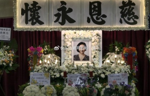 陈慧琳一家四口现身婆婆出殡仪式，丈夫捧遗照走出殡仪馆|儿子|刘建浩|灵堂