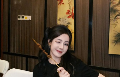 迪丽热巴在路演中吃烤串的完整视频是怎样的？