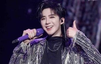 张凌赫金靖现身刘宇宁演唱会，起哄要看刘宇宁腹肌，画面太搞笑了_互动_歌迷_好友