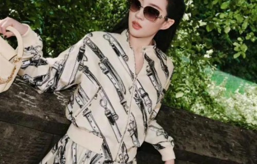 刘亦菲新发动态！白色印花裙+黑长直，自信从容美出新高度