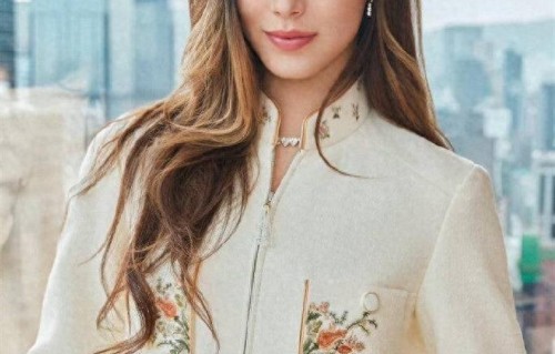 谷爱凌郭晶晶何超琼同台，表面是论坛亮相，三人用穿着说话