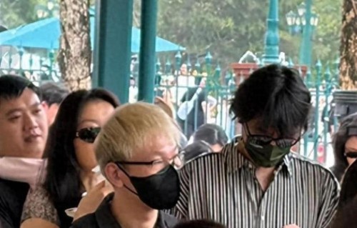 王传君一家三亚度假！齐溪膀大腰圆身材发福，全家无交流气氛沉闷