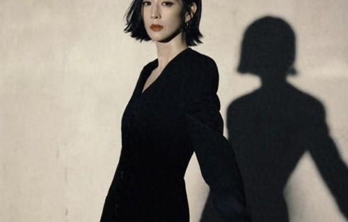 张钧宓这才是真正的御姐！黑裙造型气场拉满，颜值与气质双在线！