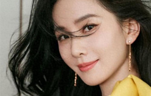 婚姻不幸真磨人？刘诗诗最新露面尴尬，刘亦菲杨幂光彩照人