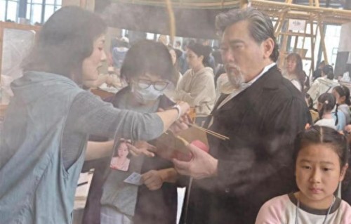 赵文瑄在浙江宁波逛集市被偶遇，真人胖了好多，整个人变化好大