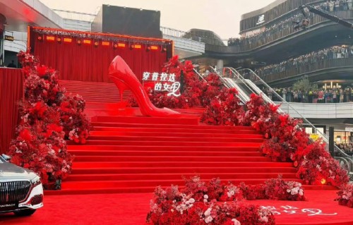 《穿普拉达的女王2》中国首映礼，安妮海瑟薇“梅姨”同框，谷爱凌周也惊喜亮相