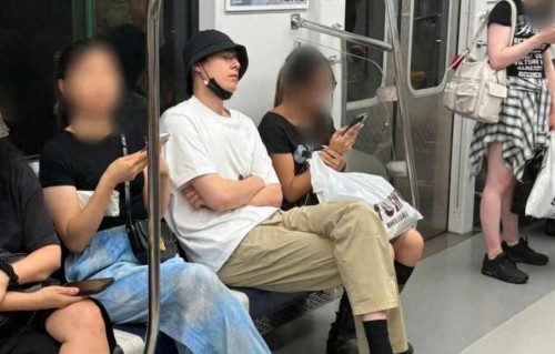 网友韩国地铁偶遇胡一天，独自出行素颜小憩，松弛感帅出圈