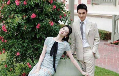 何猷君婚礼排面拉满!王嘉尔空降婚礼当伴郎，私下关系引发热议_礼仪_互动_家庭