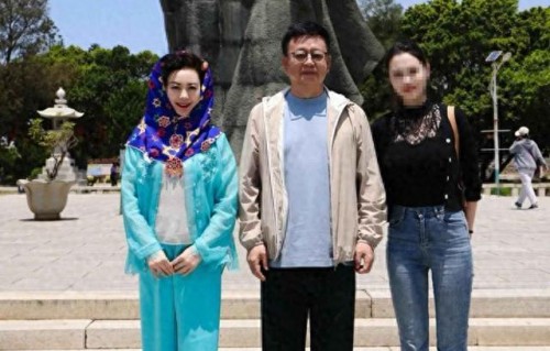 朱军夫妇五一节被网友偶遇，56岁妻子谭梅貌美如花，朱军略显疲惫 