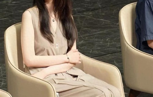 楚嘉禾长得太美了，戴眼镜气质更加迷人，演女二号都可惜了