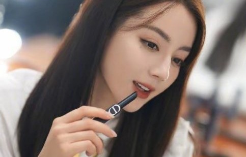 迪丽热巴被认证为90花首位视后，具体依据是什么？