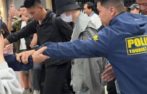 王俊凯中餐厅杀青回国，机场人气火爆，工作人员组人墙护送