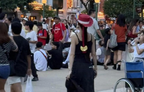 杨颖带儿子逛迪士尼，小海绵新发型亮了，9岁娃长高了_爱豆备忘录