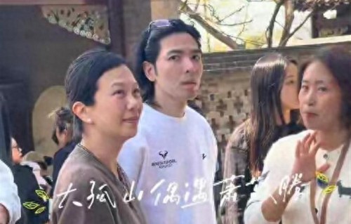 网友偶遇萧敬腾夫妇大孤山祈福，14岁姐弟恋差距明显，疑求子