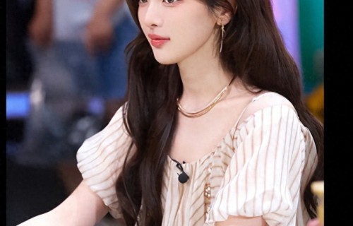 杨超越杏色条纹露肩裙，妆容清秀，又美又飒！