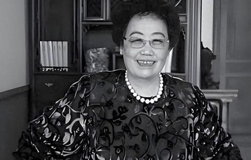 陈丽华告别仪式！迟重瑞消瘦惹人疼，大儿子也在，姜昆杨澜送花圈