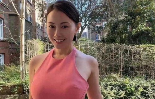香港知名女星袁嘉敏秀丰满身材，穿低胸吊带差点走光