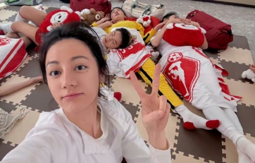 迪丽热巴无滤镜怼脸自拍，越素越美引爆热议