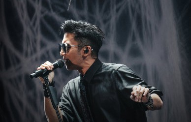谢霆锋演唱会三次祝福王菲生日，全场沸腾