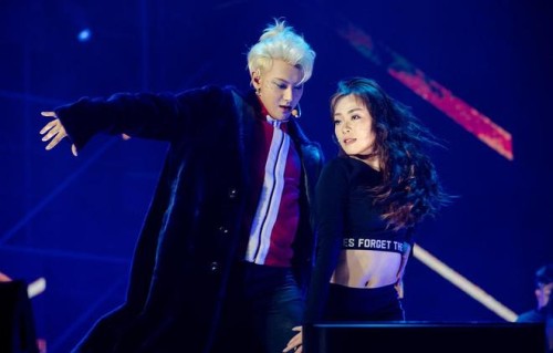 黄子韬徐艺洋跨年激吻引爆全网 偶像恋爱话题再掀热议