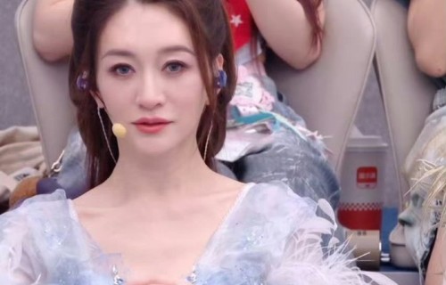 李小冉蓝色美瞳亮相乘风2026舞台