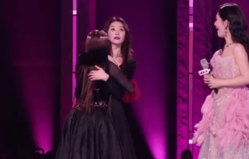 507票碾压专业歌手？李小冉谢娜浪姐这一抱，让全网泪目
