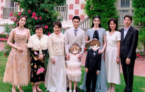 何超莲晒最新全家福，72岁三太陈婉珍瘦了很多，窦骁仍旧缺席
