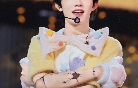 苏新皓演唱会上的‘木偶关节妆’表演《八音盒》想传达什么隐喻？