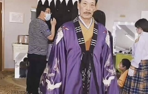 香港“僵尸道长”近况曝光，72岁重披经典道袍，面色红润没老态