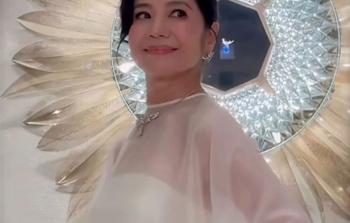 66岁钟楚红罕见现身，一袭白裙优雅美丽，巅峰期为爱息影，丈夫病逝独身至今