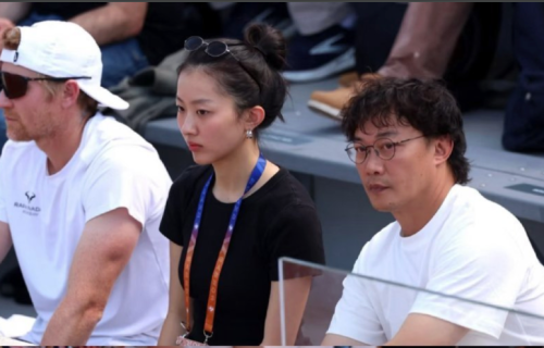 陈奕迅女儿陈康堤恋情公开后首同框，法网赛场为男友加油，赛后与“岳父”相拥