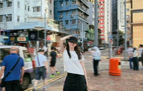 迪丽热巴两度晒素颜，原相机怼脸零修图