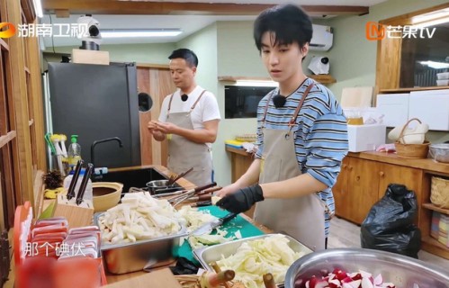 《中餐厅》林大厨爆猛料:王俊凯不再依赖我，网友:这才是真长大!_瞬间_团队_才是顶