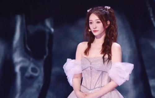 《乘风2026》中李小冉团队一公表演《心愿便利贴》的具体舞台表现如何？