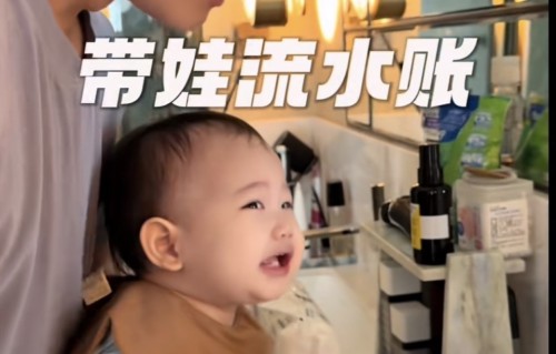 张檬带儿子搬广州，她穿碎花裙戴遮阳帽很少女，11个月浩霆长4颗牙