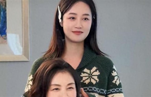 嫁给上海富豪多年，如今已是企业家，61岁和明星女儿同框似姐妹