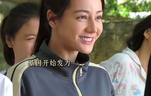 《功夫女足》里的迪丽热巴，治好了内娱的“美貌焦虑”
