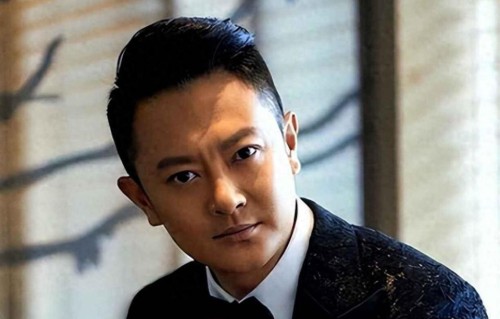 这个男演员，一生事业毁在两个女人手里，妻子只有脸是真的