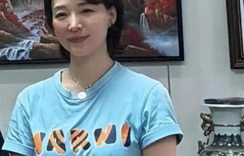 52岁董卿近况：去重庆和友人聚餐，容颜不变很温柔，与丈夫没离婚