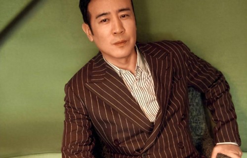 53岁于和伟现状大变样，暴瘦20斤满头白发扎辫，圈里出了名的敬业 