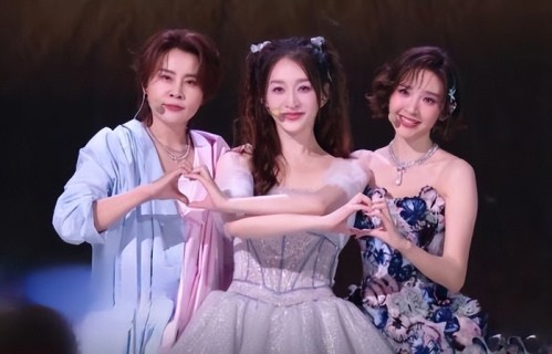 《乘风2026》50岁李小冉以双马尾造型亮相，身材太抢眼！|冷白皮|紧致|淡颜|抗老|凡尔赛