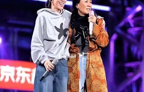 那英和窦靖童跨年合唱，王菲女儿唱的好，28岁窦靖童给父母长脸了_音乐_合作_表演|湖南卫视|跨年演唱会|演唱会