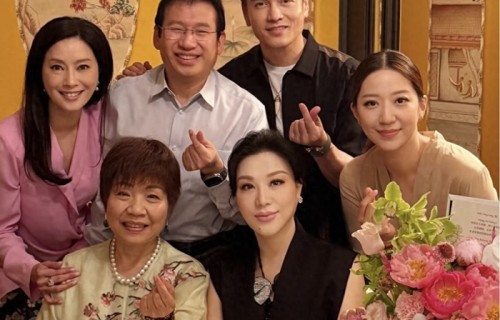 69岁吕良伟为妻子庆生，头发乌黑浓密状态年轻，自曝生理年龄39岁|朱李|小娟|杨小娟|张玉珊|夫妇