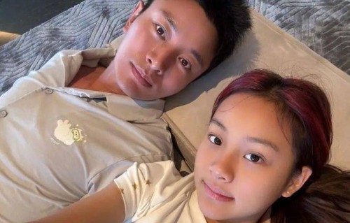 贾乃亮甜馨父女过节，还有爷爷奶奶，幸福感十足！