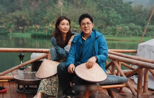 霍启刚晒全家游广西，郭晶晶素颜朴实，带三娃直呼太辛苦