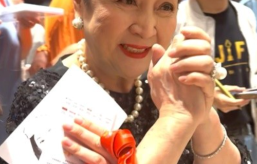 77岁传奇影后甄珍现身北影节！需人搀扶显老态，历经夺产风波官宣移居长沙